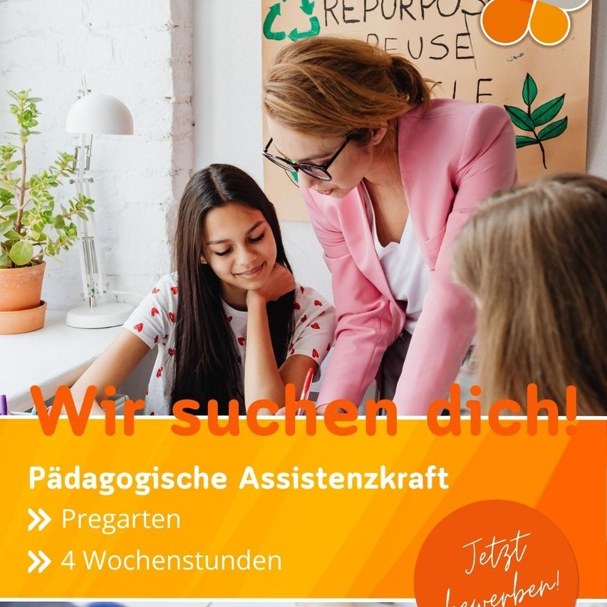 Eine Frau mit Brille führt ein junges Mädchen, das lächelt, während eine Frau dahinter zuhört. Auf dem Schreibtisch steht eine Topfpflanze und eine Lampe. Der Plakat dahinter lautet 'Repurpose, Reuse, Recycle'.