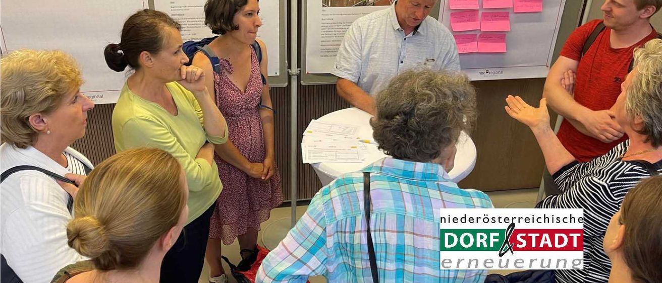 Bild enthält, Adult, Female, Person, Woman, Hospital, Male, Man, Advertisement, Face, People