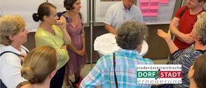 Bild enthält, Adult, Female, Person, Woman, Hospital, Male, Man, Advertisement, Face, People