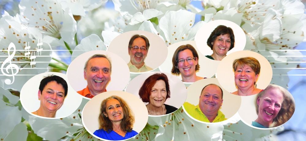 Eine Collage lächelnder Personen in Kreisen vor einem Hintergrund weißer Blumen. Die Personen sind unterschiedlich alt und geschlechtlich, alle mit Lächeln.
