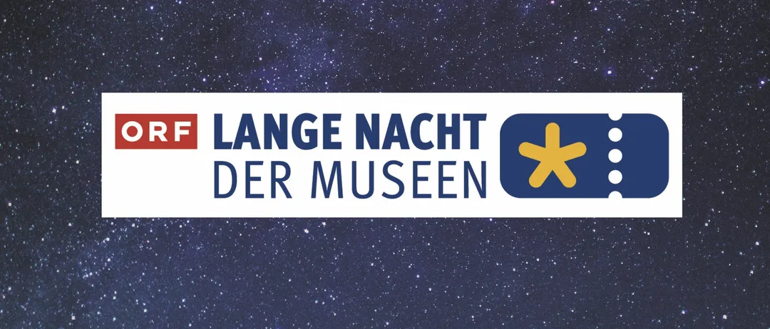 Ein Poster mit sternenhimmel im Hintergrund bewirbt die 'Lange Nacht der Museen' mit blauem Text und einem gelben Stern-Symbol.