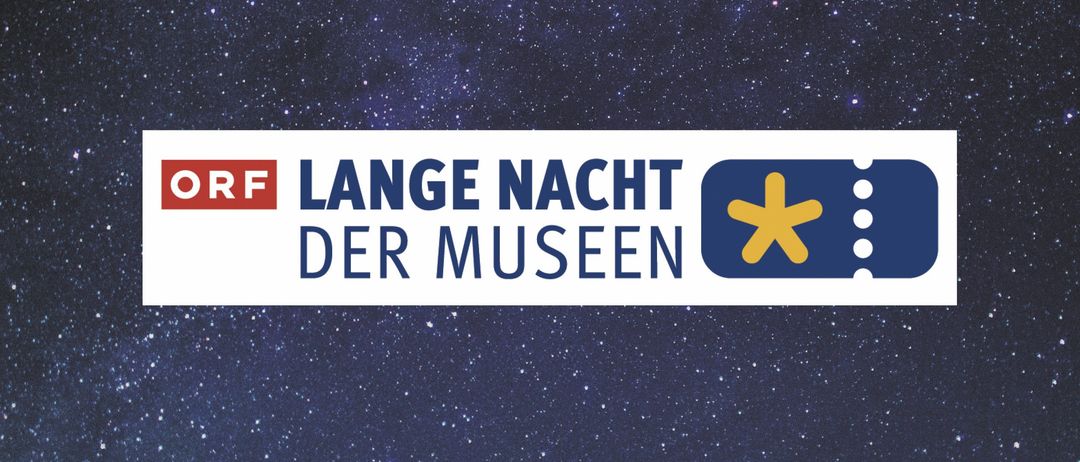 Ein Poster mit sternenhimmel im Hintergrund bewirbt die 'Lange Nacht der Museen' mit blauem Text und einem gelben Stern-Symbol.