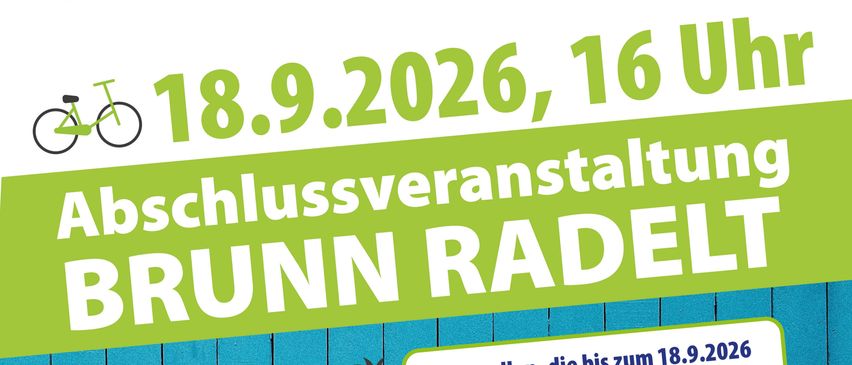 Ein weißes Fahrrad steht vor einer blauen Holzwand. Das Plakat dahinter bewirbt eine Veranstaltung am 18. September 2026 um 16 Uhr. Es erwähnt eine Abschlussveranstaltung für diejenigen, die über 100 Kilometer für den Brunnen Radet gefahren sind.
