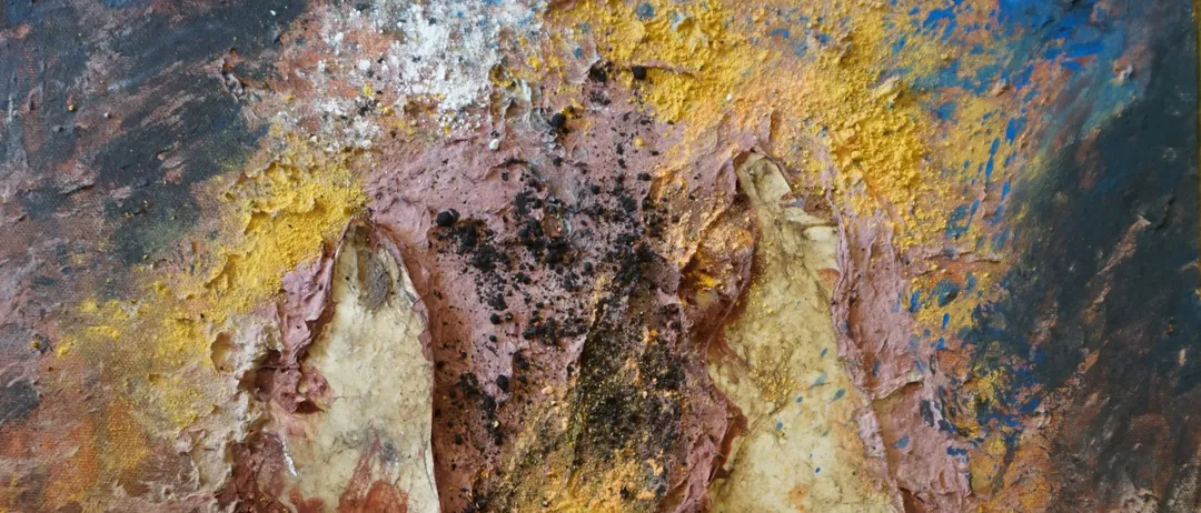 Ein abstraktes Gemälde mit einer Mischung aus blauen, gelben und roten Farben. Es gibt fünf verschiedene Formen, die Knochen oder Fossilien ähneln.
