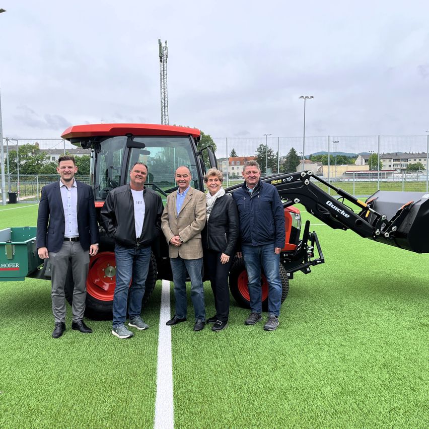 AL Michael Markus, LL.M., gf GR Martin Schödl (Forum Sport & Vereine), Bgm Dr. Andreas Linhart, Vizebgmin gf GRin Gabriele Schiener und SC Brunn-Obmann Ing. Robert Schiener. 