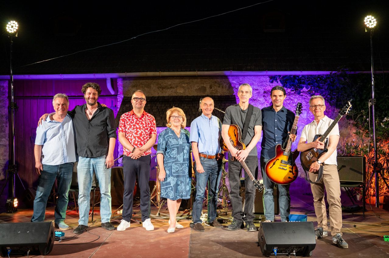 Bandmitglieder mit Gitarren stehen auf einer Bühne in Österreich