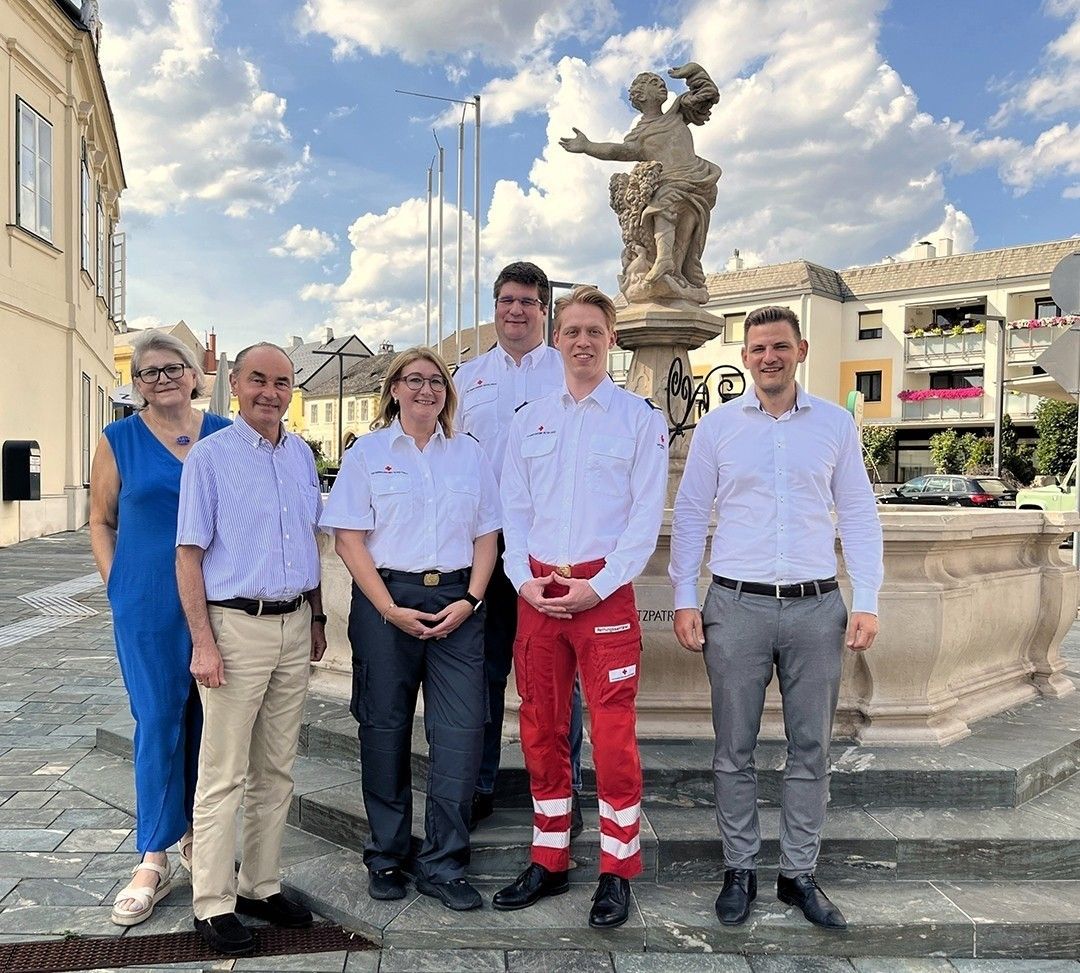 Freuen sich auf die weitere Zusammenarbeit (v.l.n.r.): gf GRin Mag. Andrea Lorenz (Referat Soziales & Gesundheit), Bgm Dr. Andreas Linhart, Natascha Burger, Alexander Adler, Dr. Alexander Murhammer (alle drei Bezirksstelle Rotes Kreuz Brunn am Gebirge) und AL Michael Markus, LL.M.