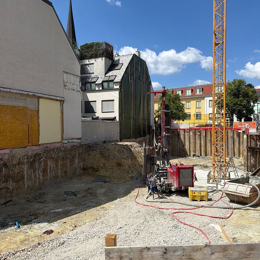 Bohrgerät und Kran auf Baustelle in Wien-Leopoldstadt