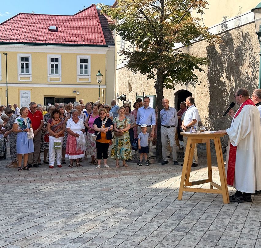 Pfarrer hält Messe in Kirchberg am Wagram vor versammelter Gemeinde ab.