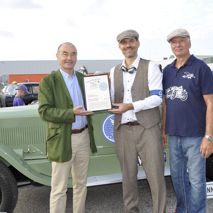 Mission Monte Carlo Urkunde für Walter L. und Michael H. vor Oldtimer