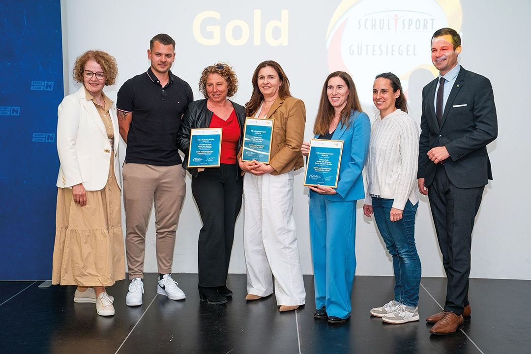 v.l.n.r.: Landesrätin Mag. Christiane Teschl-Hofmeister, Sebastian Bergmann (MS), Petra Mortinger (MS), VD Margot Baier MA Bed (VS Wienerstraße), VD Renate Koller (VS Franz Schubert-Straße), Cornelia Czeiner und Bildungsdirektor Mag. Karl Fritthum
