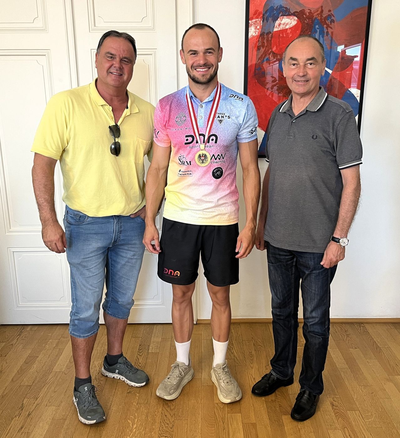 Radfahrer mit Medaille und Begleiter in Wien