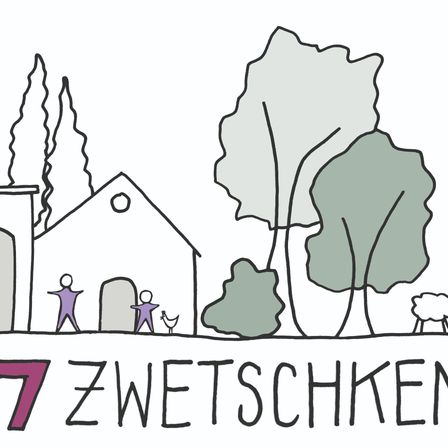 Eine einfache Illustration zeigt drei Häuser mit einer Familie vor dem mittleren Haus, mit dem Text '7 ZWEITS' darunter.