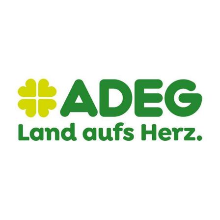 Logo für ADEG, eine deutsche Lebensmittelkette, mit einem Kleeblattsymbol und dem Slogan 'Land aufs Herz.'