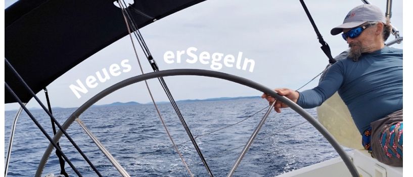 Eine Karte von Dalmatien mit verschiedenen Orten markiert, einschließlich Mali Losinj und Novaglia, mit einem Google-Logo unten. Unten steuert ein Mann ein Segelboot mit 'Neues Segeln' auf der Segel.