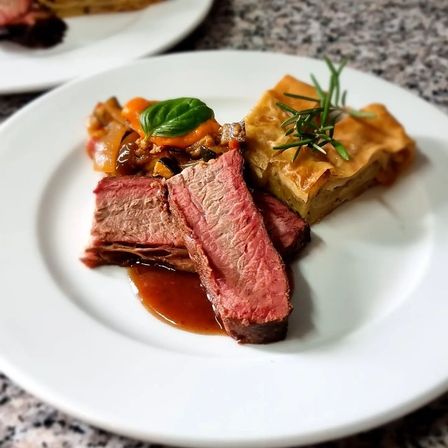 Bild enthält, Food, Meat, Pork, Food Presentation, Plate, Beef, Mutton