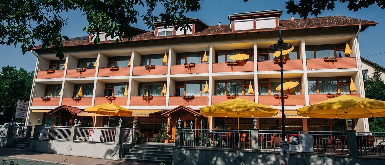 Bild enthält, Hotel, Resort, Shelter, City, Urban, Chair, Person, Canopy