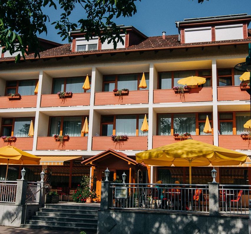 Bild enthält, Hotel, Resort, Shelter, City, Urban, Chair, Person, Canopy