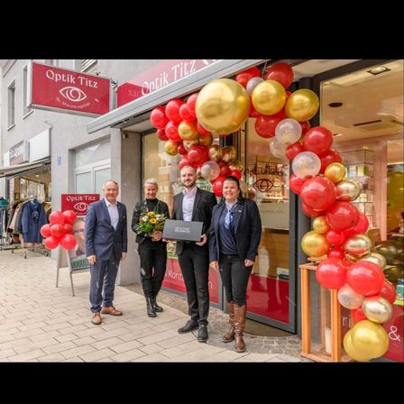 Bild enthält, Balloon, People, Person, Adult, Male, Man, Coat, Female, Woman, Urban