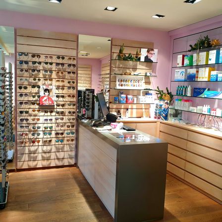 Bild enthält, Shop, Alcohol, Beverage, Liquor, Indoors, Person, Wine, Market, Glasses, Wine Cellar