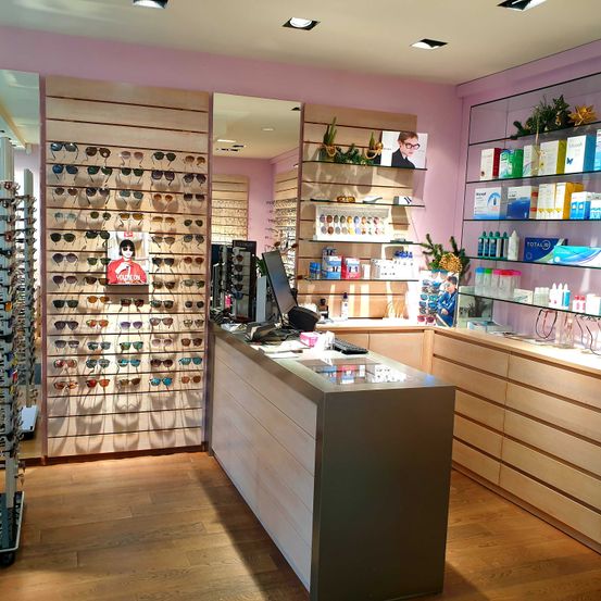 Bild enthält, Shop, Alcohol, Beverage, Liquor, Indoors, Person, Wine, Market, Glasses, Wine Cellar