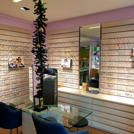 Bild enthält, Indoors, Interior Design, Wood Panels, Glasses, Person, Chair, Face, Box