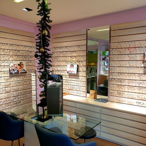 Bild enthält, Indoors, Interior Design, Wood Panels, Glasses, Person, Chair, Face, Box