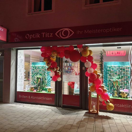 Bild enthält, Shop, Window Display, Urban, Candle, Person