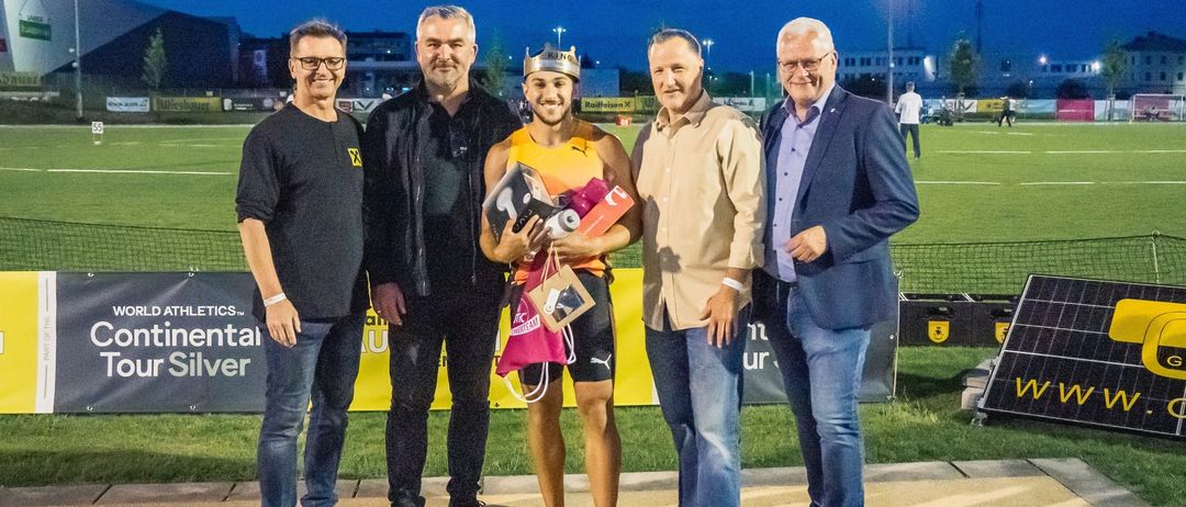 Bild enthält, People, Person, Groupshot, Adult, Male, Man, Coat, Handbag, Jeans, Field