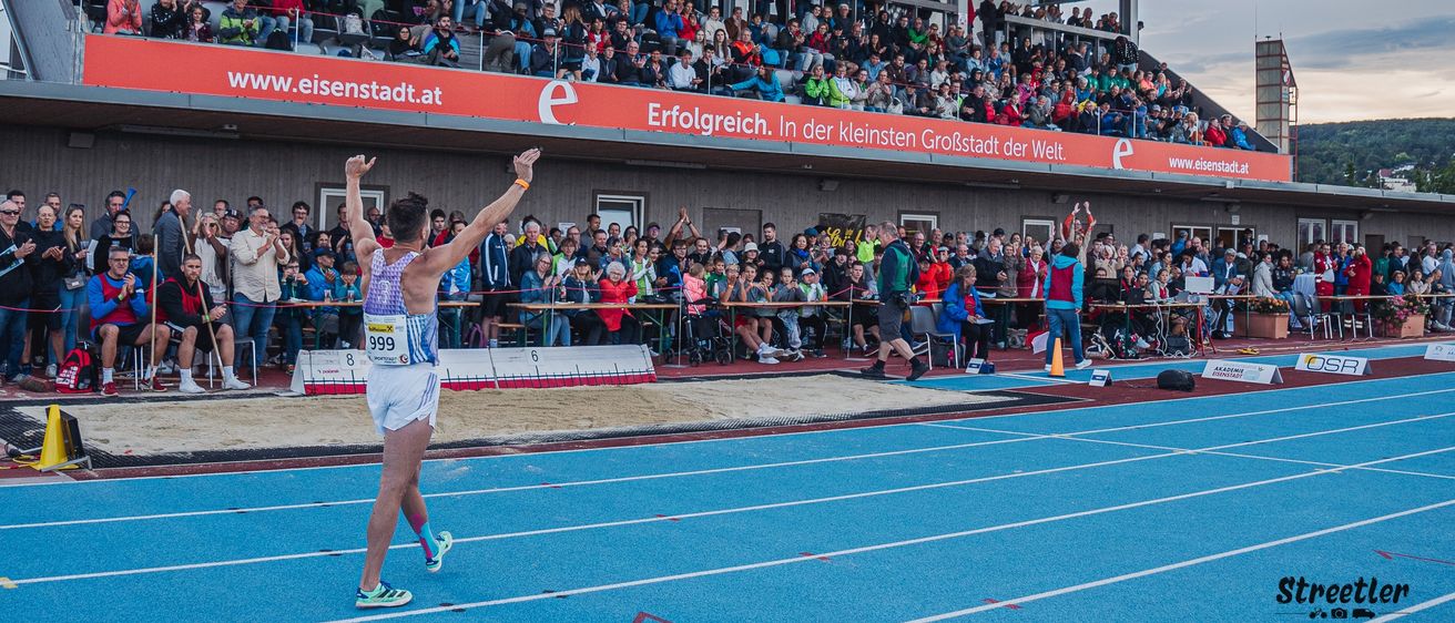 Bild enthält, Person, People, Clothing, Shorts, Footwear, Shoe, Crowd