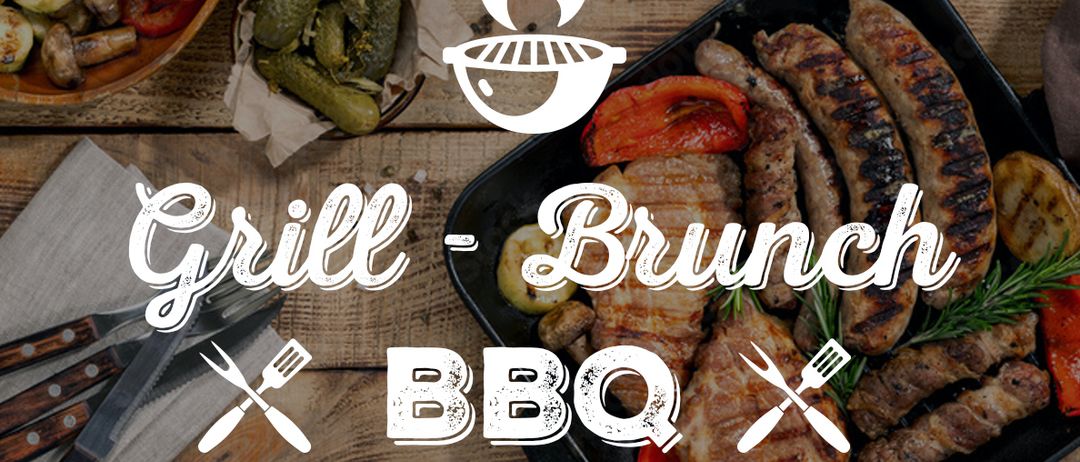 Auf einem Holztisch sind verschiedene Speisen zu sehen, darunter gegrillte Würste, Gemüse und eine Schüssel mit Gewürzgurken. Der Text lautet Grill - Brunch BBQ mit einem Preis von 30 Euro und Brunch Buffet.