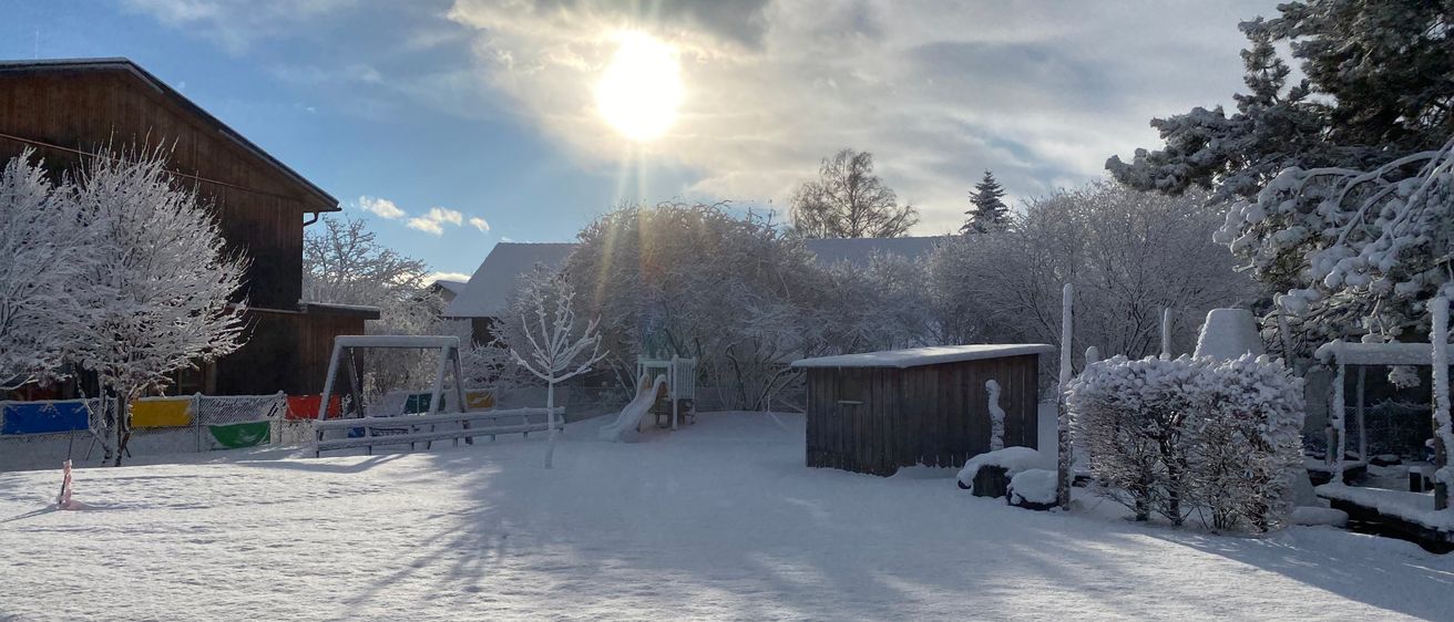 Bild enthält, Outdoors, Shelter, Nature, Weather, Tree, Ice, Fir, Snow, Scenery, Winter