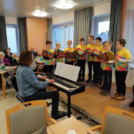 Bild enthält, Music, Musician, Performer, Person, Piano, Fork, Adult, Female, Woman, Child