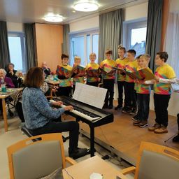 Bild enthält, Music, Musician, Performer, Person, Piano, Fork, Adult, Female, Woman, Child