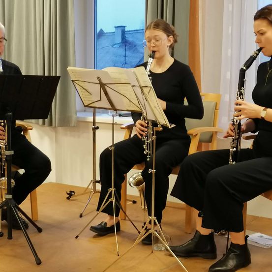 Bild enthält, Adult, Male, Man, Person, Musical Instrument, Oboe, Female, Woman, Glasses, Microphone