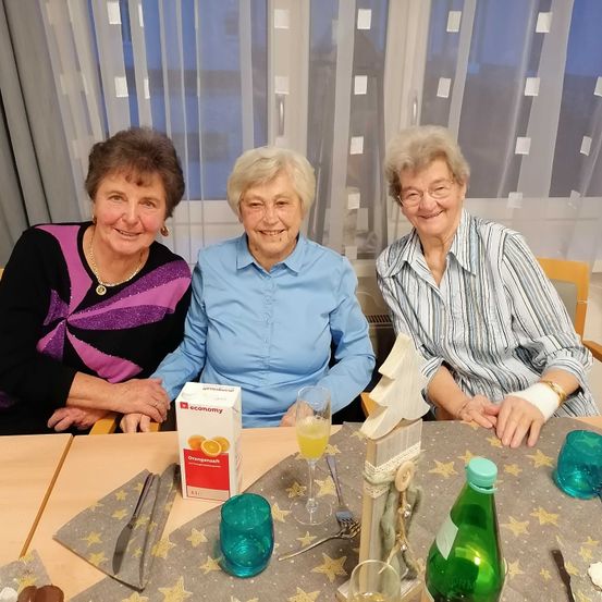 Bild enthält, Dining Table, Table, Dining Room, Adult, Female, Person, Woman, Portrait, Blouse, People