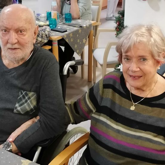 Bild enthält, Person, Photography, Portrait, Adult, Female, Woman, Male, Man, Accessories, Necklace