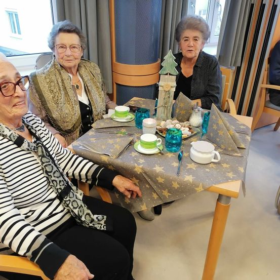 Bild enthält, Dining Room, Dining Table, Furniture, Table, Adult, Female, Person, Woman, People, Fork