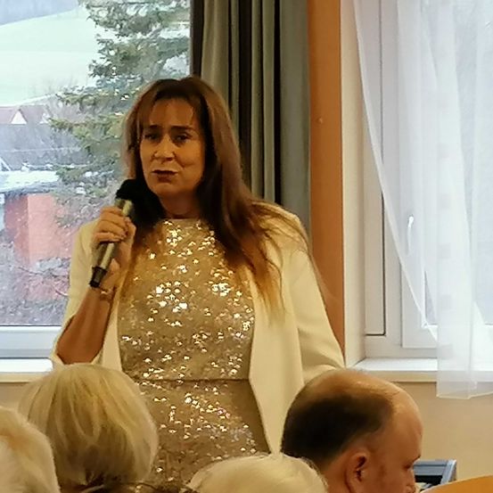 Bild enthält, Crowd, Person, Adult, Female, Woman, Audience, Speech, Head, Face, People