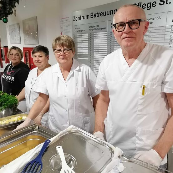 Bild enthält, Glove, Chef, Person, Adult, Female, Woman, Male, Man, Fork, Head