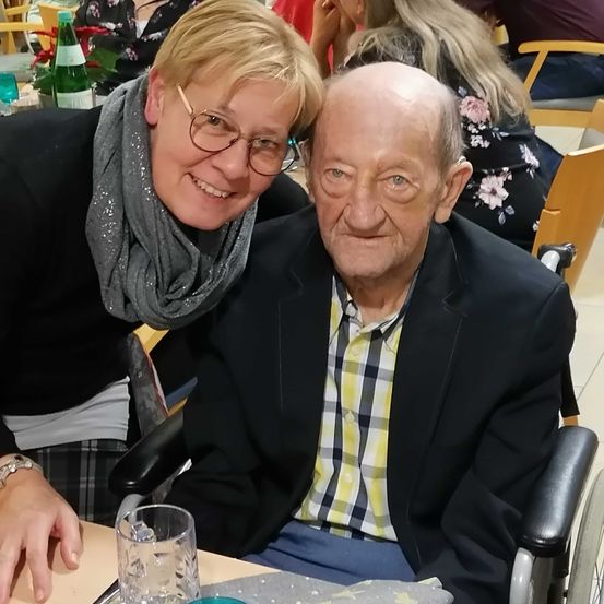 Bild enthält, Glasses, Adult, Female, Person, Woman, Portrait, Restaurant, People, Table, Photobombing