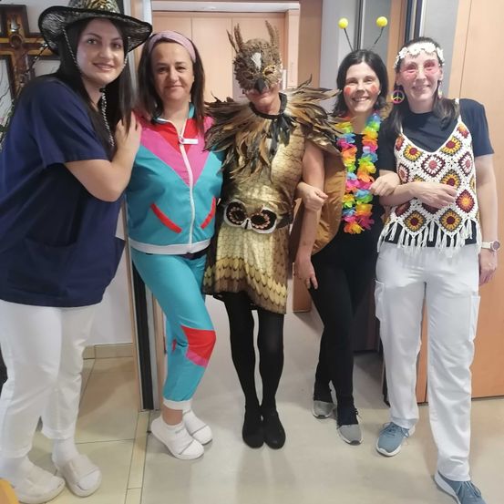 Bild enthält, Adult, Female, Person, Woman, Photobombing, People, Costume, Tennis Ball, Girl, Teen