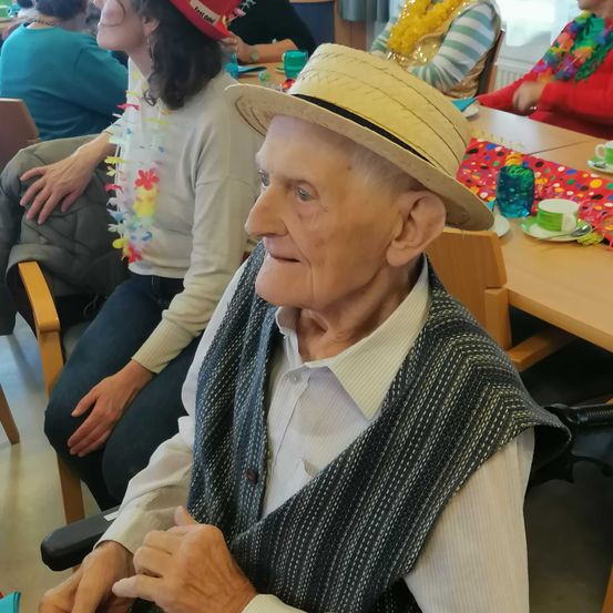 Bild enthält, Flower, Flower Arrangement, Adult, Female, Person, Woman, Head, Smile, Accessories, Lady