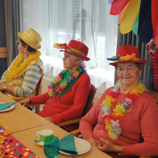 Bild enthält, Flower, Flower Arrangement, Accessories, Ornament, Person, Portrait, Adult, Female, Woman, Hat
