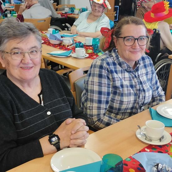 Bild enthält, Dining Room, Dining Table, Table, Person, Portrait, Restaurant, Glasses, Adult, Female, Woman