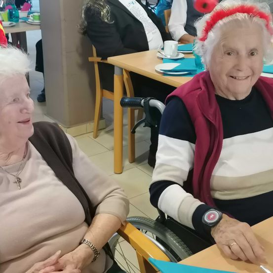 Bild enthält, Adult, Female, Person, Woman, Coffee Cup, Face, Happy, Head, Necklace