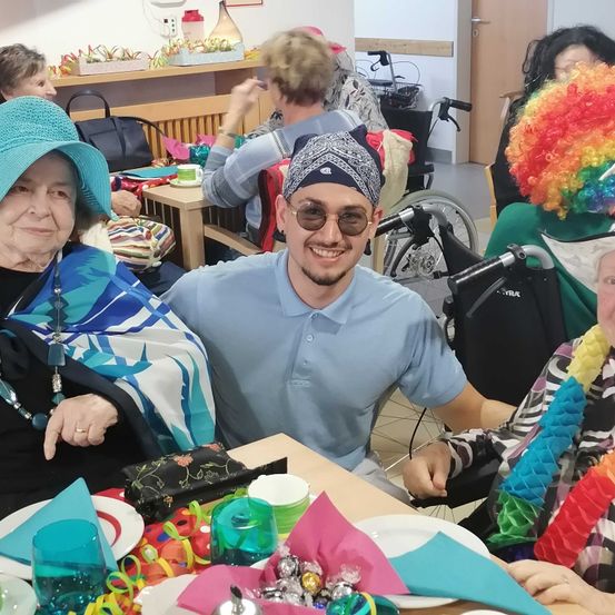 Bild enthält, People, Person, Adult, Female, Woman, Necklace, Male, Man, Hat, Child