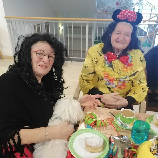 Bild enthält, Adult, Female, Person, Woman, Dining Table, Table, Dining Room, People, Coffee Cup, Flower Arrangement