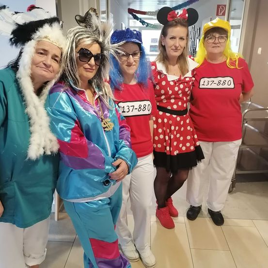 Bild enthält, Person, Adult, Female, Woman, Child, Girl, Glasses, Festival, Christmas, Santa Claus