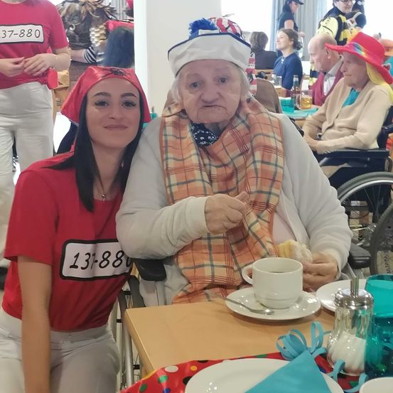 Bild enthält, Dining Room, Dining Table, Table, Photography, Portrait, Restaurant, Lunch, Meal, Diner, Cutlery